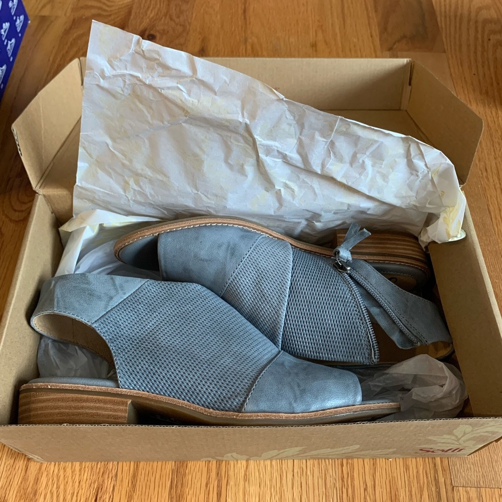 NEW IN BOX Sofft Natalia Size 8.5 leather sandals in Slate